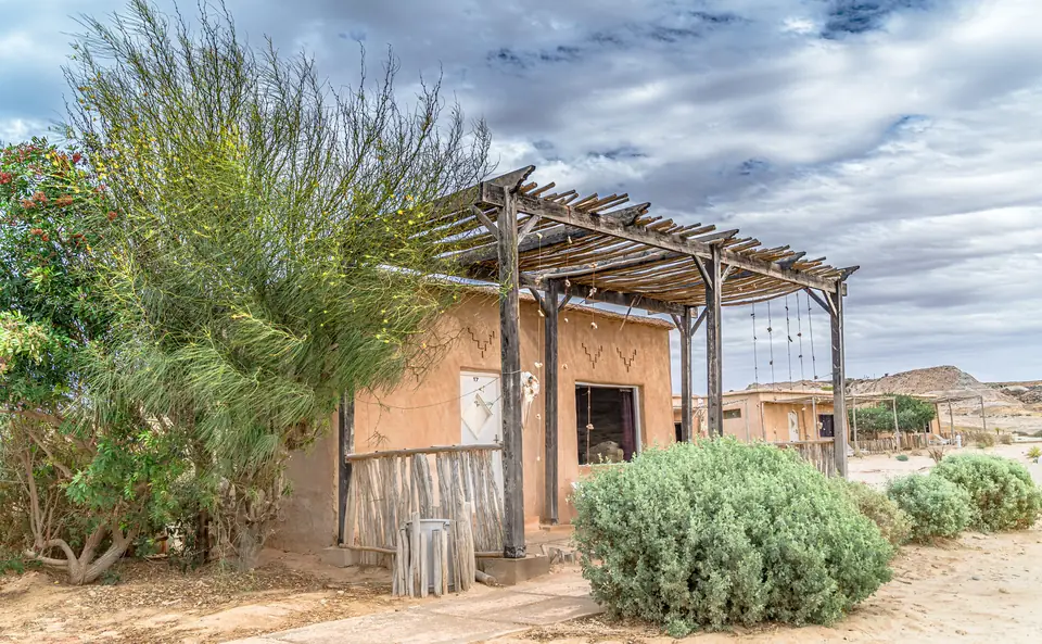 Bungalow in terra cruda vista giardino e deserto