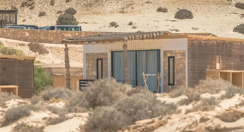 Écolodge à Dakhla : dormir en terre et en pierre, face à la lagune