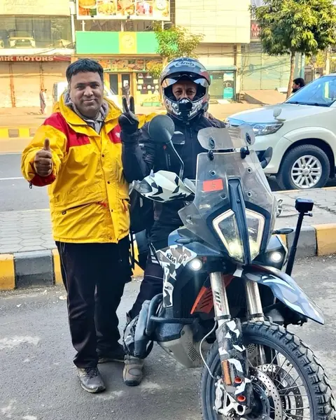 Rachid Roussafi et sa KTM avec un habitant à Lahore, au Pakistan