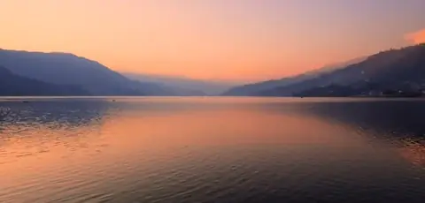 Lac de Pokhara au crépuscule, au Népal